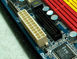 マザーボード上の電源を取りつける２４pinコネクタ