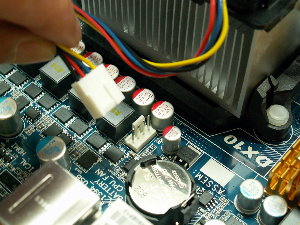 CPUファンをマザーボードのCPUファンコネクタに取り付けるところ