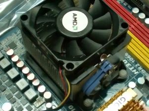 マザーボードにCPUとCPUファンを取り付けたところ