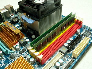 ２枚のDDR2メモリをデュアルチャンネル対応のマザーボードに取り付けた