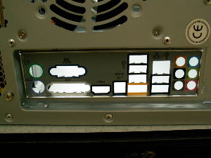 パソコンケースの背面パネルにマザーボード付属のパネルを取り付けた様子